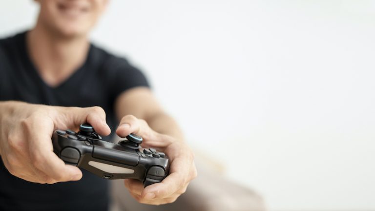 Cât costă consolele de gaming PlayStation 1-5 si Xbox One, Series?